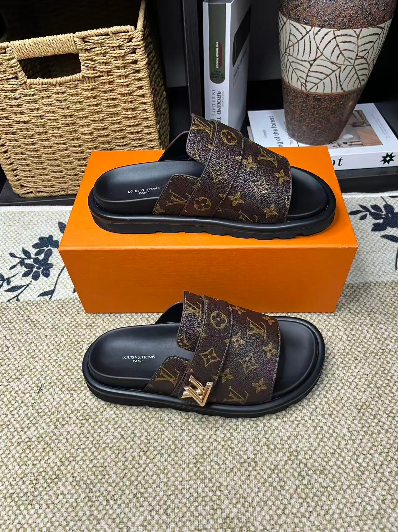 P340 [New Style] [LOUIS VUITTON] Louis Vuitton, LV printing, men's and women's slippers are now on the market, packed in drawer boxes with cloth bags and cards, the upper pattern looks very soft and waxy, and is a super versatile leg slimming tool. Fabric: imported denim/canvas/old fabric, LV hardware LOGO, official website pattern printing, comfortable to wear, feet: high-elastic PU water table. Sole: foam sole, heel height: about 5cm. Code number: 35-46, 35, 45, 46 are custom-made and non-returnable. Color: multiple colors and styles available.